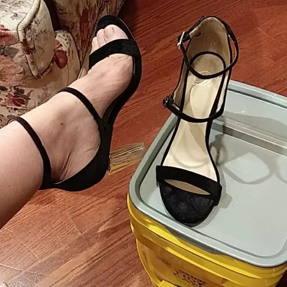 D. Shoes. - Picture 7 of 17